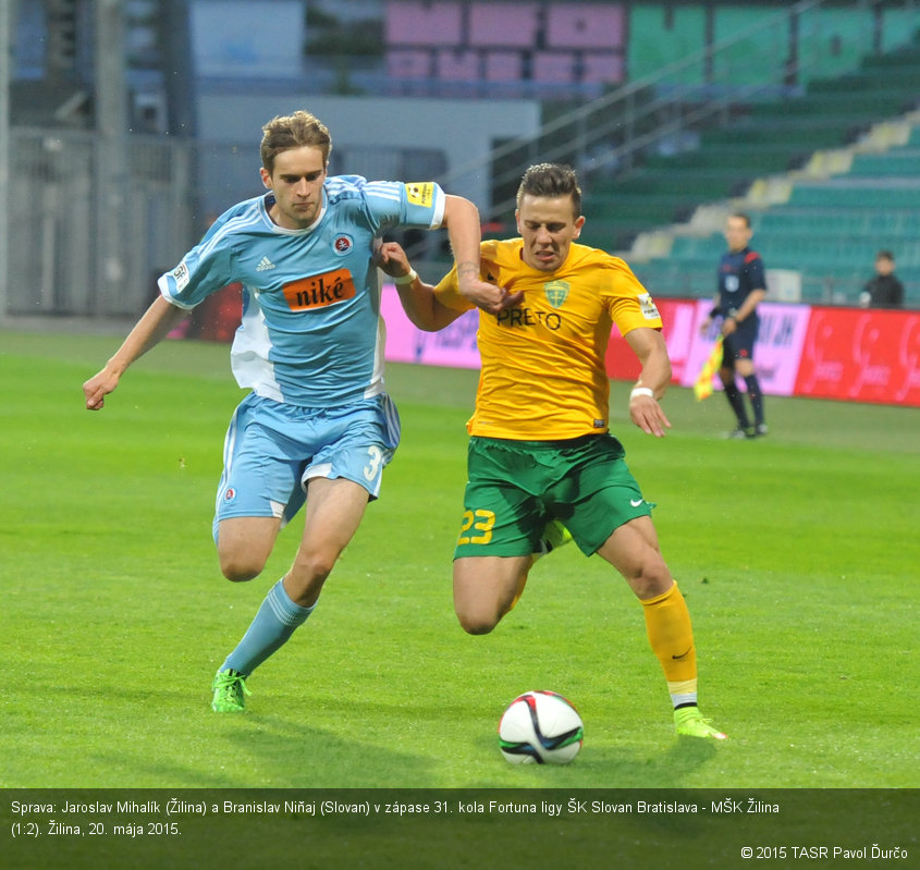 Sprava: Jaroslav Mihalík (Žilina) a Branislav Niňaj (Slovan) v zápase 31. kola Fortuna ligy ŠK Slovan Bratislava - MŠK Žilina (1:2). Žilina, 20. mája 2015.