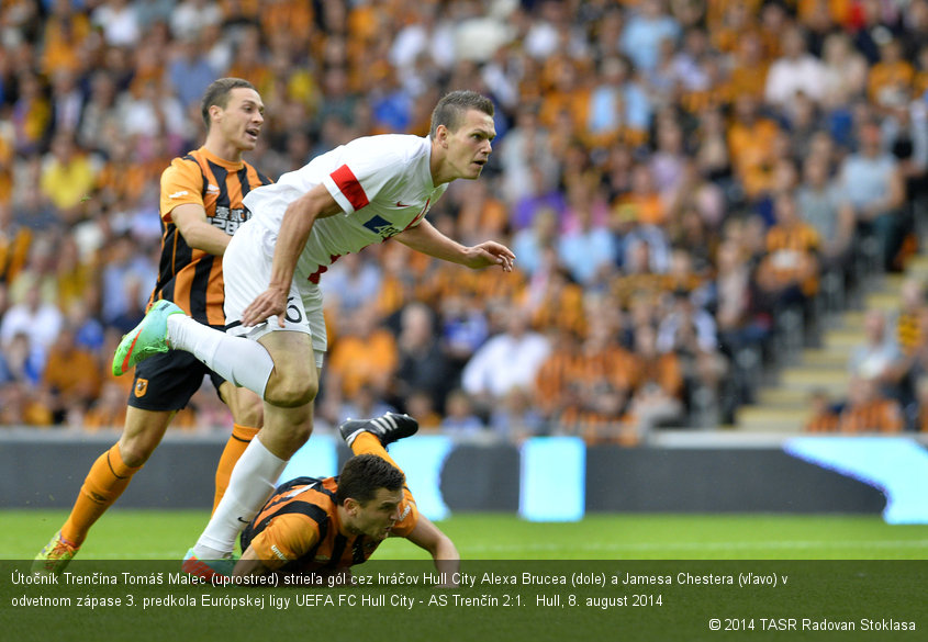 Útočník Trenčína Tomáš Malec (uprostred) strieľa gól cez hráčov Hull City Alexa Brucea (dole) a Jamesa Chestera (vľavo) v odvetnom zápase 3. predkola Európskej ligy UEFA FC Hull City - AS Trenčín 2:1.  Hull, 8. august 2014