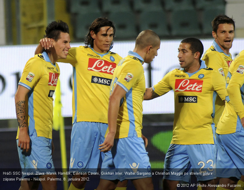 Hráči SSC Neapol. Zľava: Marek Hamšík, Edinson Cavani, Gokhan Inler, Walter Gargano a Christian Maggio po strelení gólu v zápase Palermo - Neapol. Palermo, 8. januára 2012.