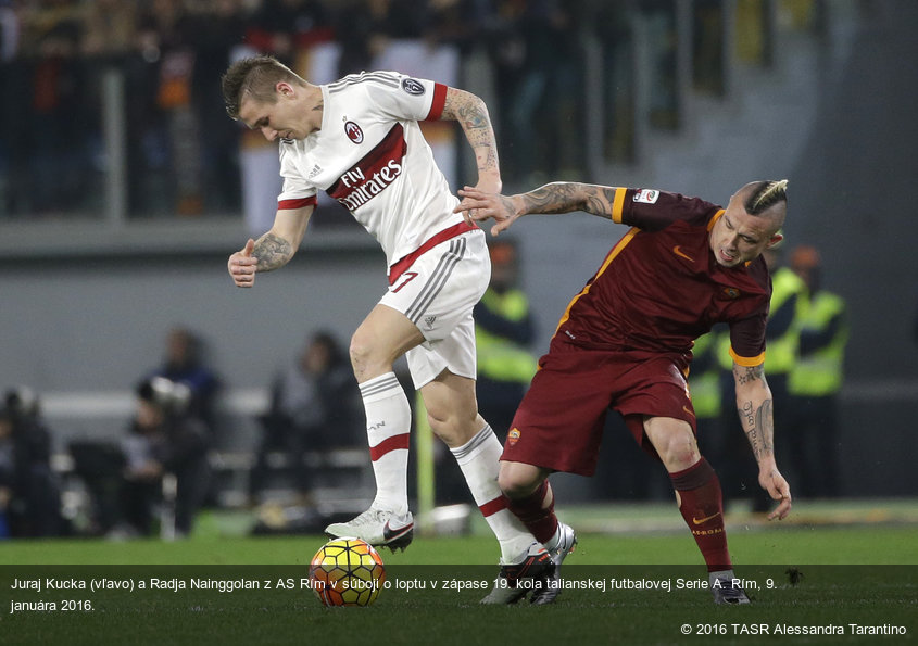 Juraj Kucka (vľavo) a Radja Nainggolan z AS Rím v súboji o loptu v zápase 19. kola talianskej futbalovej Serie A. Rím, 9. januára 2016.