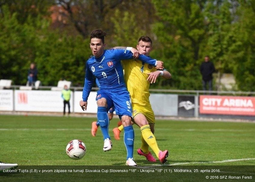 Ľubomír Tupta (č.8) v prvom zápase na turnaji Slovakia Cup Slovensko "18" - Ukrajina "18" (1:1). Modranka, 25. apríla 2016.