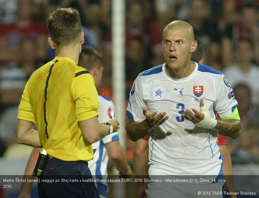 Martin Škrtel (vpravo) reaguje po žltej karte v kvalifikačnom zápase EURO 2016 Slovensko - Macedónsko (2:1), Žilina, 14. júna 2015.