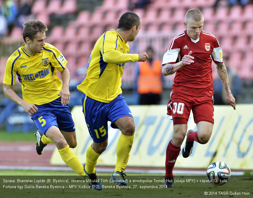 Sprava: Branislav Ľupták (B. Bystrica), obranca Mikuláš Tóth (uprostred) a stredopoliar Tomáš Huk (obaja MFK) v zápase 12. kola Fortuna ligy Dukla Banská Bystrica – MFK Košice (0:2). Banská Bystrica, 27. septembra 2014.