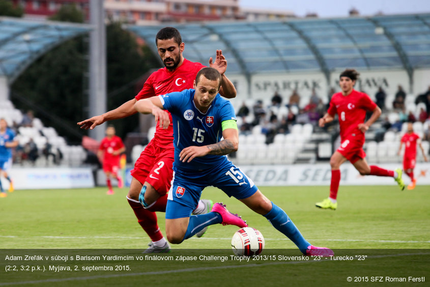 Adam Zreľák v súboji s Barisom Yardimcim vo finálovom zápase Challenge Trophy 2013/15 Slovensko "23" - Turecko "23" (2:2, 3:2 p.k.). Myjava, 2. septembra 2015.