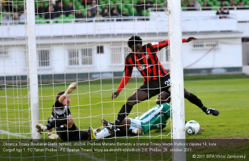 Obranca Trnavy Boubacar Diallo (vpravo), útočník Prešova Mariano Bernardo a brankár Trnavy Martin Raška v zápase 14. kola Corgoň ligy 1. FC Tatran Prešov - FC Spartak Trnava, ktorý sa skončil výsledkom 2:0. Prešov, 28. október 2011.