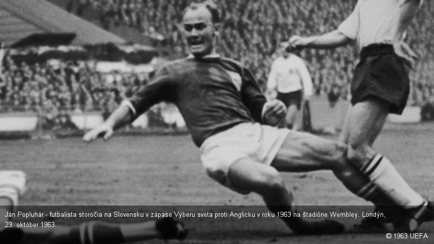 Ján Popluhár - futbalista storočia na Slovensku v zápase Výberu sveta proti Anglicku v roku 1963 na štadióne Wembley. Londýn, 23. október 1963.