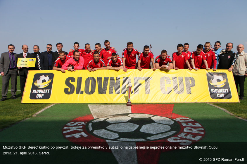 Mužstvo SKF Sereď krátko po prevzatí trofeje za prvenstvo v súťaži o najúspešnejšie neprofesionálne mužstvo Slovnaft Cupu 2013. 21. apríl 2013, Sereď.