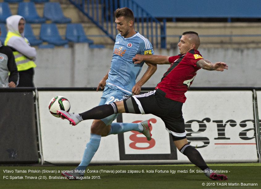 Vľavo Tamás Priskin (Slovan) a vpravo Matúš Čonka (Trnava) počas zápasu 6. kola Fortuna ligy medzi ŠK Slovan Bratislava - FC Spartak Trnava (2:0). Bratislava, 25. augusta 2015.