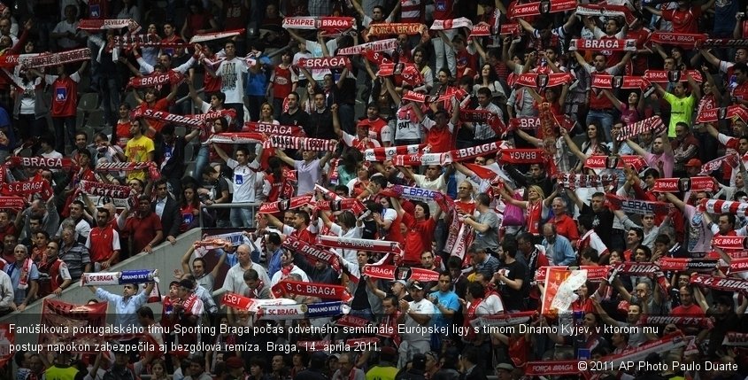 Fanúšikovia portugalského tímu Sporting Braga počas odvetného semifinále Európskej ligy s tímom Dinamo Kyjev, v ktorom mu postup napokon zabezpečila aj bezgólová remíza. Braga, 14. apríla 2011.