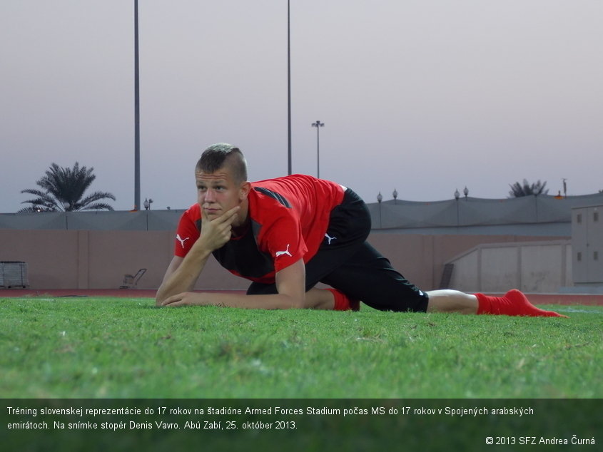 Tréning slovenskej reprezentácie do 17 rokov na štadióne Armed Forces Stadium počas MS do 17 rokov v Spojených arabských emirátoch. Na snímke stopér Denis Vavro. Abú Zabí, 25. október 2013.