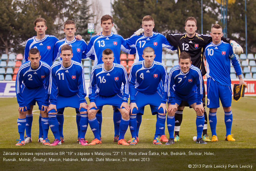 Základná zostava reprezentácie SR "19" v zápase s Malajziou "23" 1:1. Hore zľava Šatka, Huk, Bednárik, Škriniar, Holec, Rusnák, Molnár, Šmehyl, Marcin, Habánek, Mihalík. Zlaté Moravce, 23. marec 2013