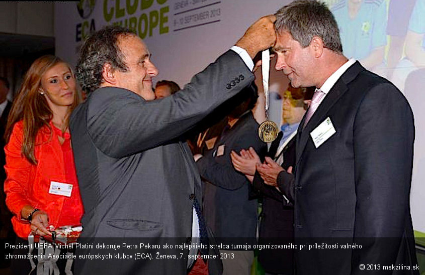 Prezident UEFA Michel Platini dekoruje Petra Pekaru ako najlepšieho strelca turnaja organizovaného pri príležitosti valného zhromaždenia Asociácie európskych klubov (ECA). Ženeva, 7. september 2013