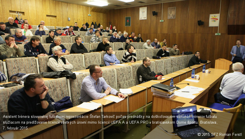 Asistent trénera slovenskej futbalovej reprezentácie Štefan Tarkovič počas prednášky na doškoľovacom seminári trénerov futbalu slúžiacom na predlžovanie licencií všetkých úrovní mimo licencií UEFA A a UEFA PRO v bratislavskom Dome športu. Bratislava, 7. február 2015.