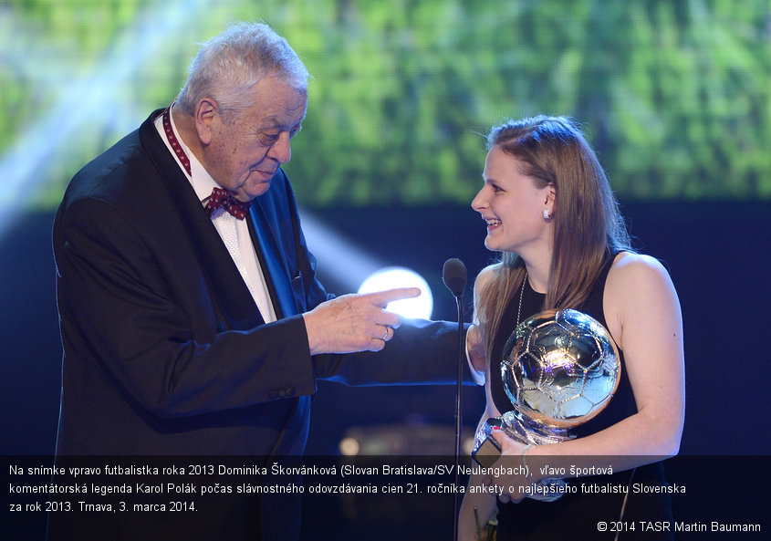 Na snímke vpravo futbalistka roka 2013 Dominika Škorvánková (Slovan Bratislava/SV Neulengbach),  vľavo športová komentátorská legenda Karol Polák počas slávnostného odovzdávania cien 21. ročníka ankety o najlepšieho futbalistu Slovenska za rok 2013. Trnava, 3. marca 2014.