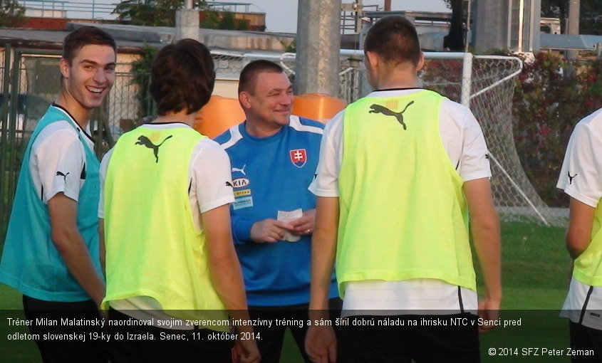 Tréner Milan Malatinský naordinoval svojim zverencom intenzívny tréning a sám šíril dobrú náladu na ihrisku NTC v Senci pred odletom slovenskej 19-ky do Izraela. Senec, 11. október 2014.