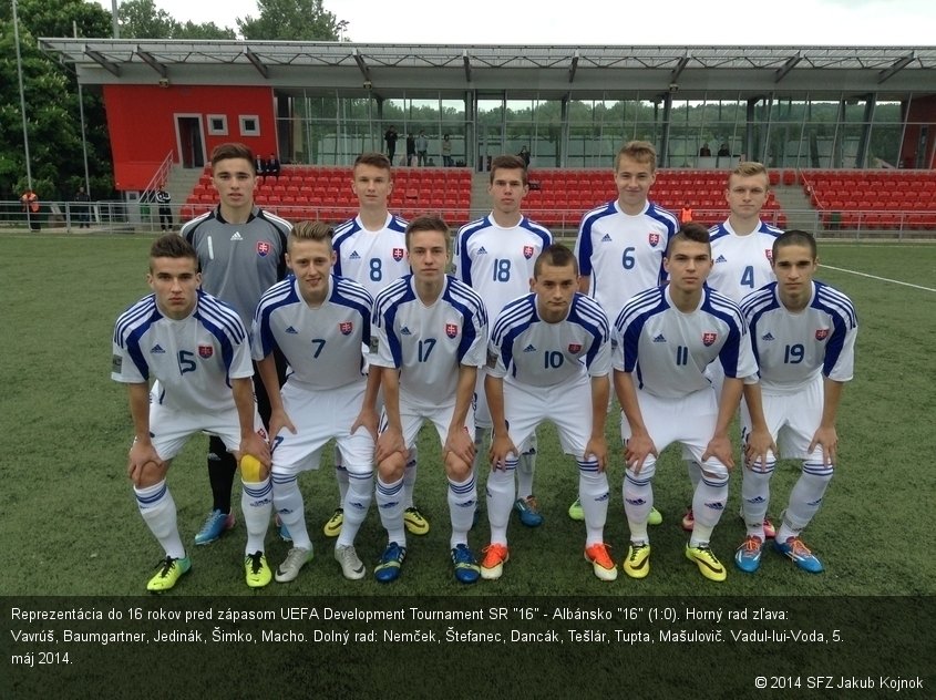 Reprezentácia do 16 rokov pred zápasom UEFA Development Tournament SR "16" - Albánsko "16" (1:0). Horný rad zľava: Vavrúš, Baumgartner, Jedinák, Šimko, Macho. Dolný rad: Nemček, Štefanec, Dancák, Tešlár, Tupta, Mašulovič. Vadul-lui-Voda, 5. máj 2014.