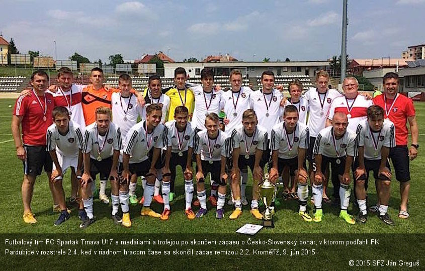 Futbalový tím FC Spartak Trnava U17 s medailami a trofejou po skončení zápasu o Česko-Slovenský pohár, v ktorom podľahli FK Pardubice v rozstrele 2:4, keď v riadnom hracom čase sa skončil zápas remízou 2:2. Kroměříž, 9. jún 2015