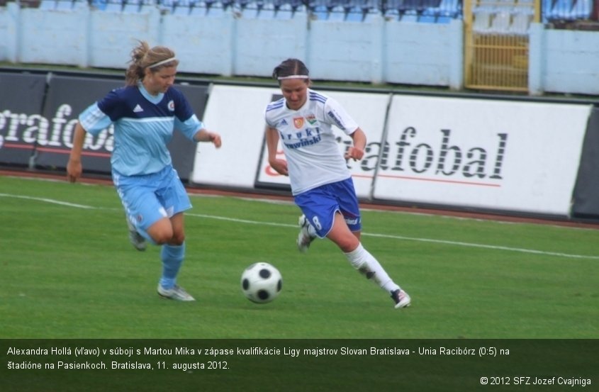 Alexandra Hollá (vľavo) v súboji s Martou Mika v zápase kvalifikácie Ligy majstrov Slovan Bratislava - Unia Racibórz (0:5) na štadióne na Pasienkoch. Bratislava, 11. augusta 2012.