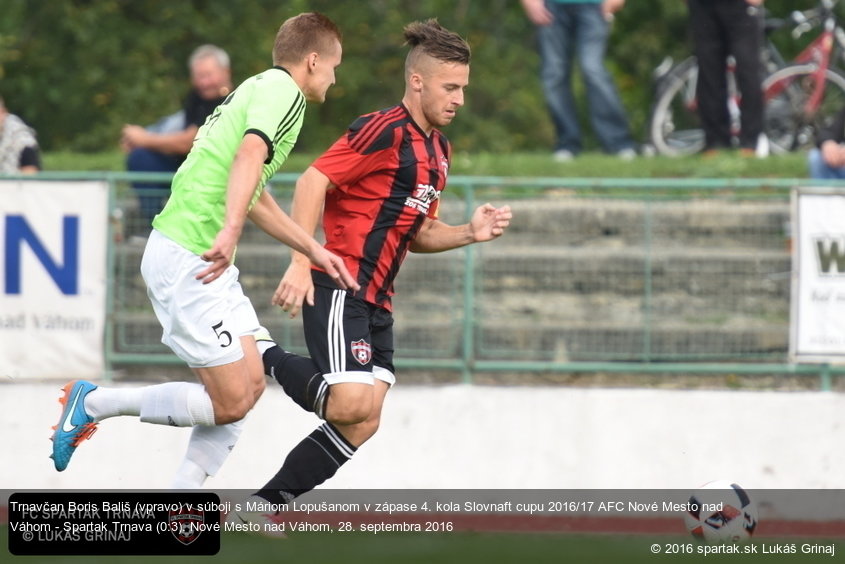 Trnavčan Boris Bališ (vpravo) v súboji s Máriom Lopušanom v zápase 4. kola Slovnaft cupu 2016/17 AFC Nové Mesto nad Váhom - Spartak Trnava (0:3). Nové Mesto nad Váhom, 28. septembra 2016