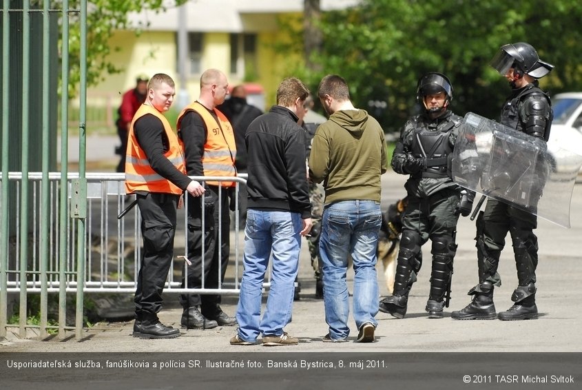 Usporiadateľská služba, fanúšikovia a polícia SR. Ilustračné foto. Banská Bystrica, 8. máj 2011.