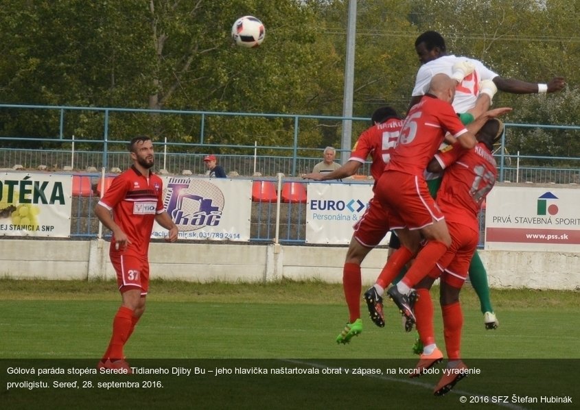 Gólová paráda stopéra Serede Tidianeho Djiby Bu – jeho hlavička naštartovala obrat v zápase, na kocni bolo vyradenie prvoligistu. Sereď, 28. septembra 2016.