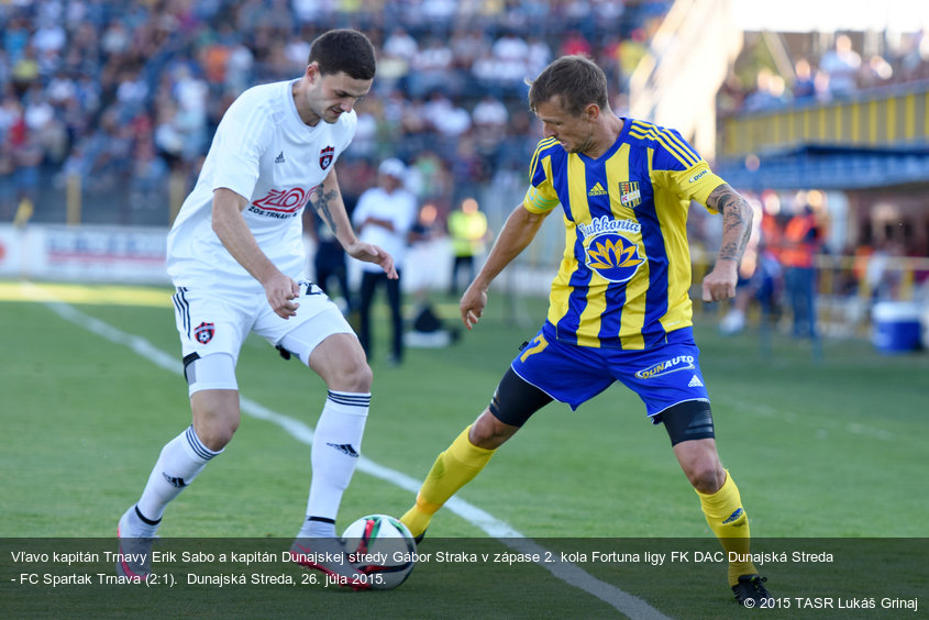 Vľavo kapitán Trnavy Erik Sabo a kapitán Dunajskej stredy Gábor Straka v zápase 2. kola Fortuna ligy FK DAC Dunajská Streda - FC Spartak Trnava (2:1).  Dunajská Streda, 26. júla 2015.