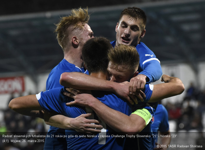 Radosť slovenských futbalistov do 21 rokov po góle do siete Nórska v zápase Challenge Trophy Slovensko "21" - Nórsko "23" (4:1). Myjava, 26. marca 2015.