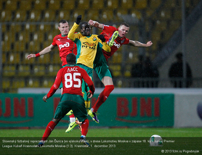 Slovenský futbalový reprezentant Ján Ďurica (vo výskoku vľavo), v drese Lokomotivu Moskva v zápase 18. kola ruskej Premier League Kubaň Krasnodar - Lokomotiv Moskva (1:3). Krasnodar, 1. december 2013.