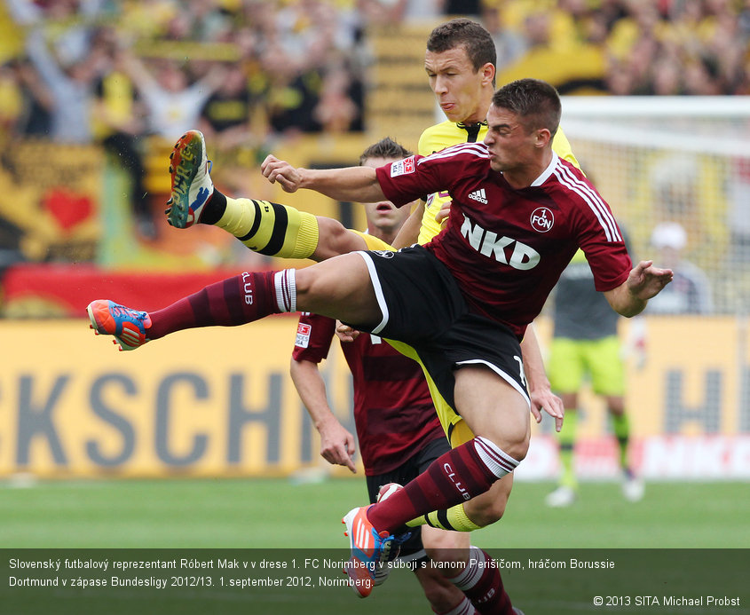 Slovenský futbalový reprezentant Róbert Mak v v drese 1. FC Norimberg v súboji s Ivanom Perišičom, hráčom Borussie Dortmund v zápase Bundesligy 2012/13. 1.september 2012, Norimberg.