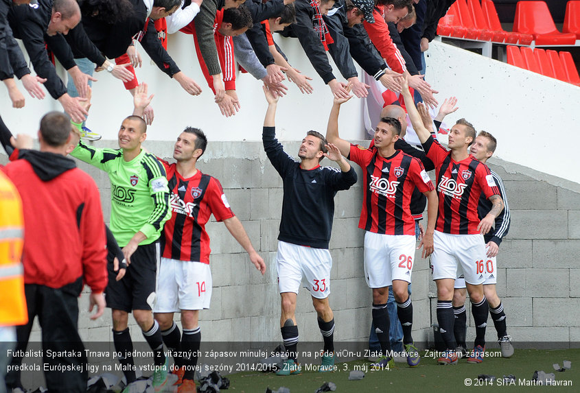 Futbalisti Spartaka Trnava po jednom z víťazných zápasov minulej sezóny na pôde viOn-u Zlaté Moravce. Zajtrajším zápasom predkola Európskej ligy na Malte vstúpia do novej sezóny 2014/2015. Zlaté Moravce, 3. máj 2014.