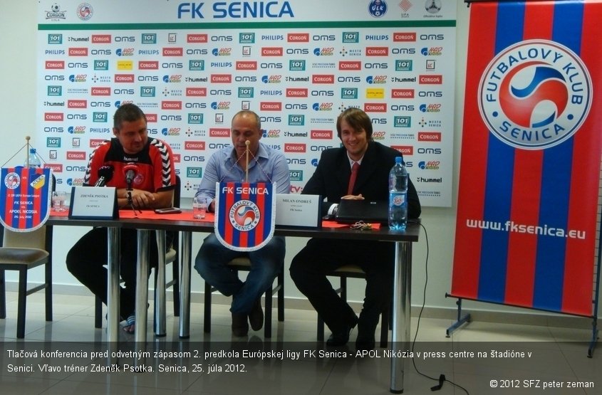 Tlačová konferencia pred odvetným zápasom 2. predkola Európskej ligy FK Senica - APOL Nikózia v press centre na štadióne v Senici. Vľavo tréner Zdeněk Psotka. Senica, 25. júla 2012.