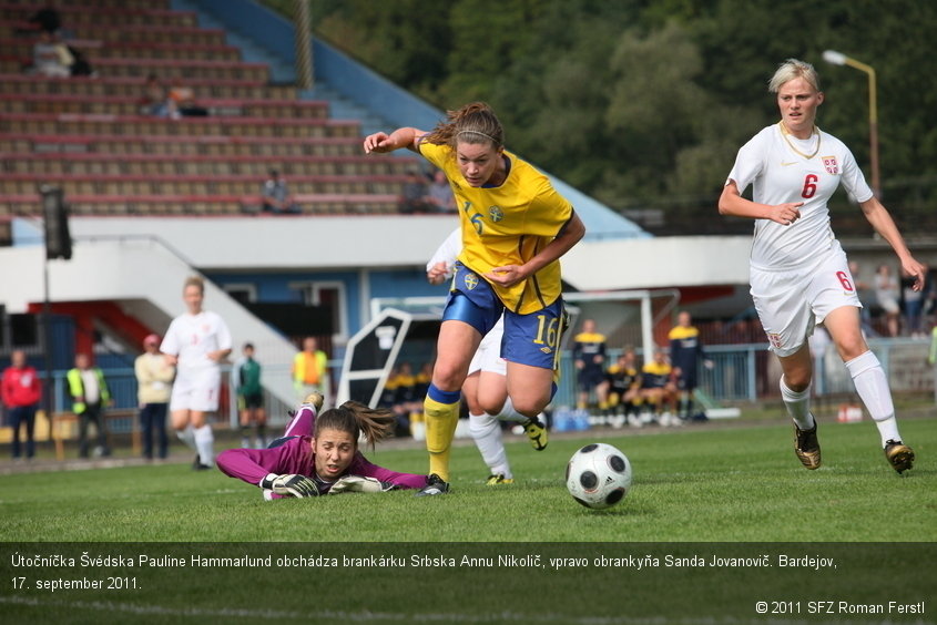 Útočníčka Švédska Pauline Hammarlund obchádza brankárku Srbska Annu Nikolič, vpravo obrankyňa Sanda Jovanovič. Bardejov, 17. september 2011.