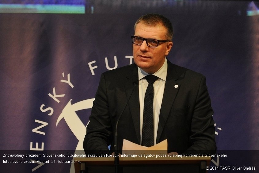 Znovuvolený prezident Slovenského futbalového zväzu Ján Kováčik informuje delegátov počas volebnej konferencie Slovenského futbalového zväzu. Poprad, 21. február 2014.