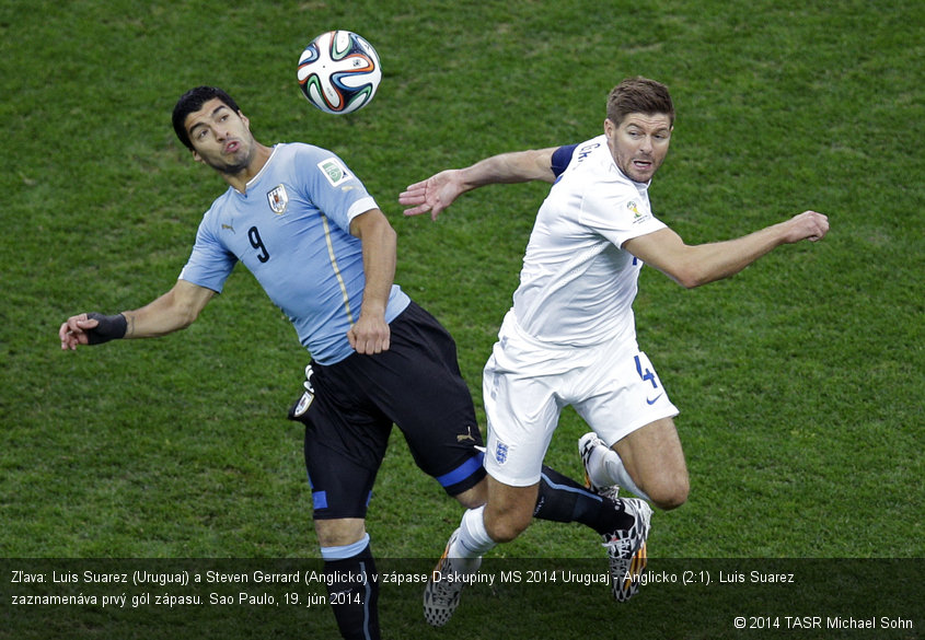 Zľava: Luis Suarez (Uruguaj) a Steven Gerrard (Anglicko) v zápase D-skupiny MS 2014 Uruguaj - Anglicko (2:1). Luis Suarez zaznamenáva prvý gól zápasu. Sao Paulo, 19. jún 2014.