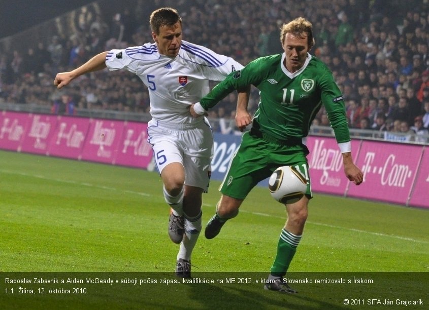 Radoslav Zabavník a Aiden McGeady v súboji počas zápasu kvalifikácie na ME 2012, v ktorom Slovensko remizovalo s Írskom 1:1. Žilina, 12. októbra 2010