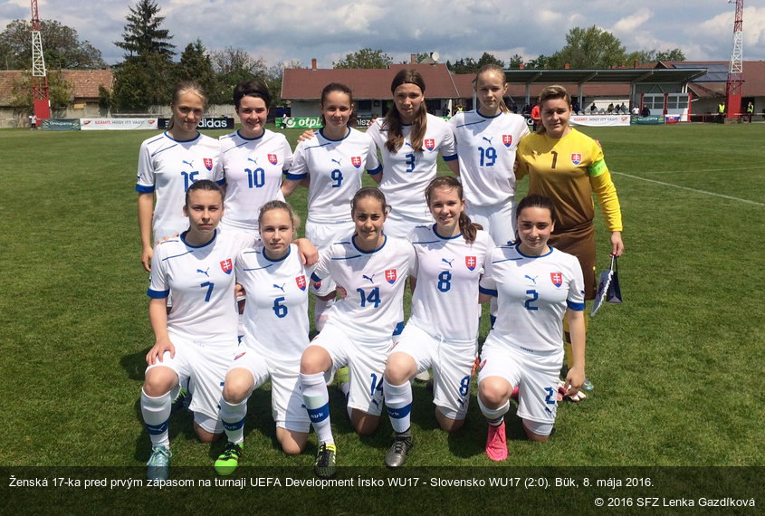 Ženská 17-ka pred prvým zápasom na turnaji UEFA Development Írsko WU17 - Slovensko WU17 (2:0). Bük, 8. mája 2016.