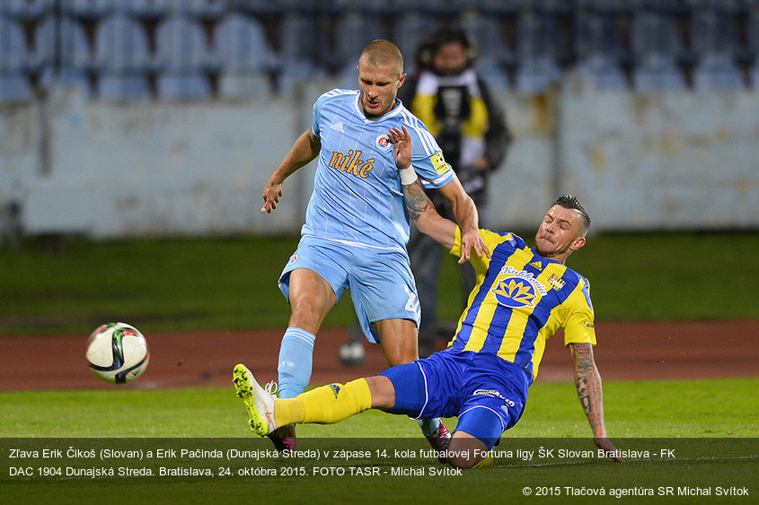 Zľava Erik Čikoš (Slovan) a Erik Pačinda (Dunajská Streda) v zápase 14. kola futbalovej Fortuna ligy ŠK Slovan Bratislava - FK DAC 1904 Dunajská Streda. Bratislava, 24. októbra 2015. FOTO TASR - Michal Svítok