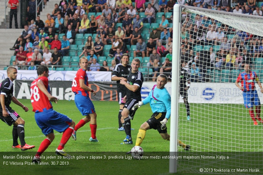 Marián Čišovský strieľa jeden zo svojich gólov v zápase 3. predkola Ligy majstrov medzi estónskym majstrom Nomme Kalju a FC Viktoria Plzeň. Tallinn, 30.7.2013.