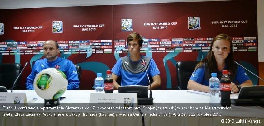 Tlačová konferencia reprezentácie Slovenska do 17 rokov pred zápasom proti Spojeným arabským emirátom na Majstrovstvách sveta. Zľava Ladislav Pecko (tréner), Jakub Hromada (kapitán) a Andrea Čurná (media officer). Abú Zabí, 22. októbra 2013.