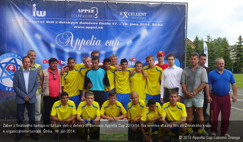 Záber z finálového turnaja vo futbale detí z detských domovov Appelia Cup 2013/14. Na snímke víťazný tím zo Žilinského kraja s organizátormi turnaja. Štrba, 18. jún 2014.