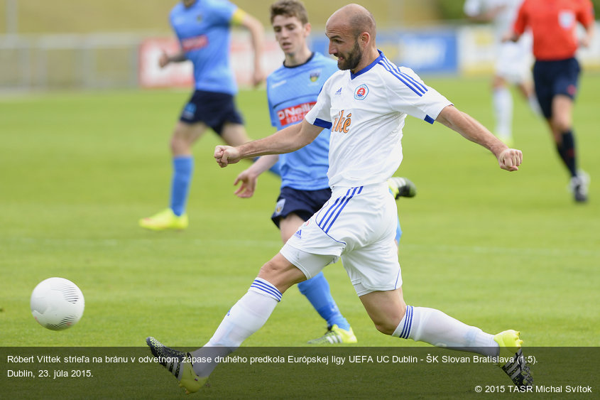 Róbert Vittek strieľa na bránu v odvetnom zápase druhého predkola Európskej ligy UEFA UC Dublin - ŠK Slovan Bratislava (1:5). Dublin, 23. júla 2015.