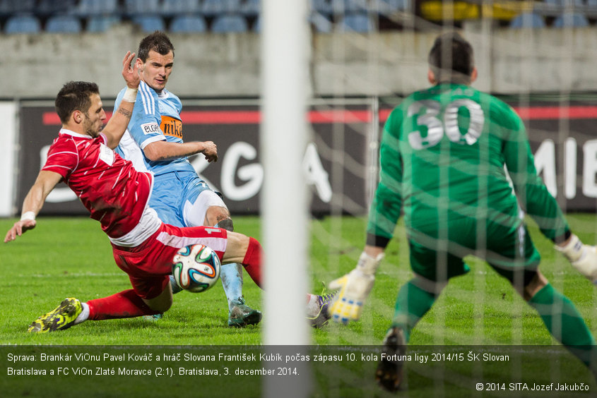 Sprava: Brankár ViOnu Pavel Kováč a hráč Slovana František Kubík počas zápasu 10. kola Fortuna ligy 2014/15 ŠK Slovan Bratislava a FC ViOn Zlaté Moravce (2:1). Bratislava, 3. december 2014.