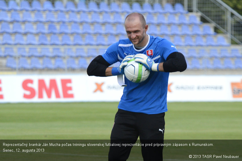 Reprezentačný brankár Ján Mucha počas tréningu slovenskej futbalovej reprezentácie pred prípravným zápasom s Rumunskom. Senec, 12. augusta 2013