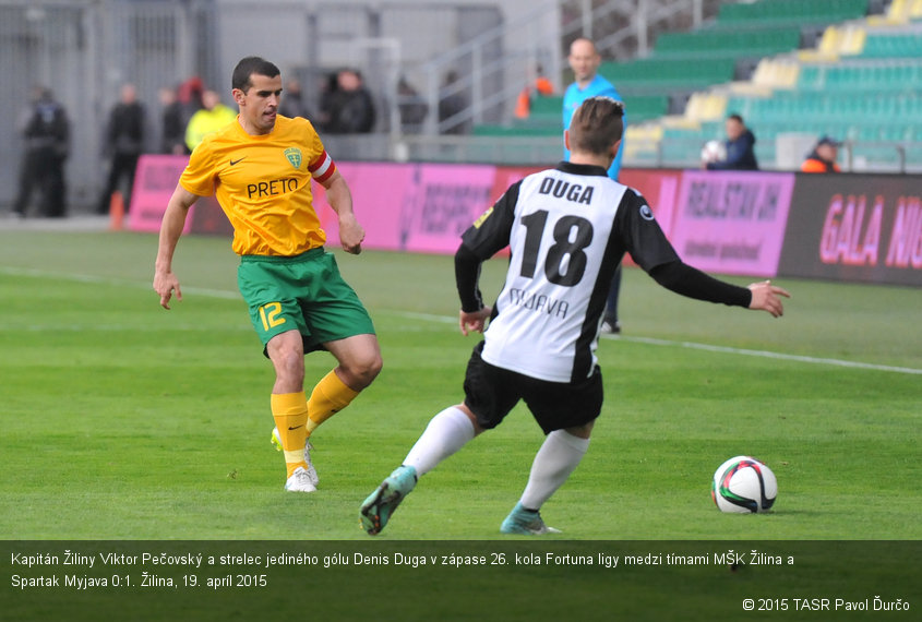 Kapitán Žiliny Viktor Pečovský a strelec jediného gólu Denis Duga v zápase 26. kola Fortuna ligy medzi tímami MŠK Žilina a Spartak Myjava 0:1. Žilina, 19. apríl 2015