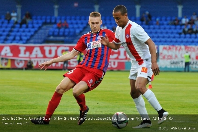 Zľava: hráč Senice Jan Kalabiška a hráč Trenčína Gino Van Kessel v zápase 29. kola Fortuna ligy FK Senica - AS Trenčín (0:4). Senica, 8. máj 2015.