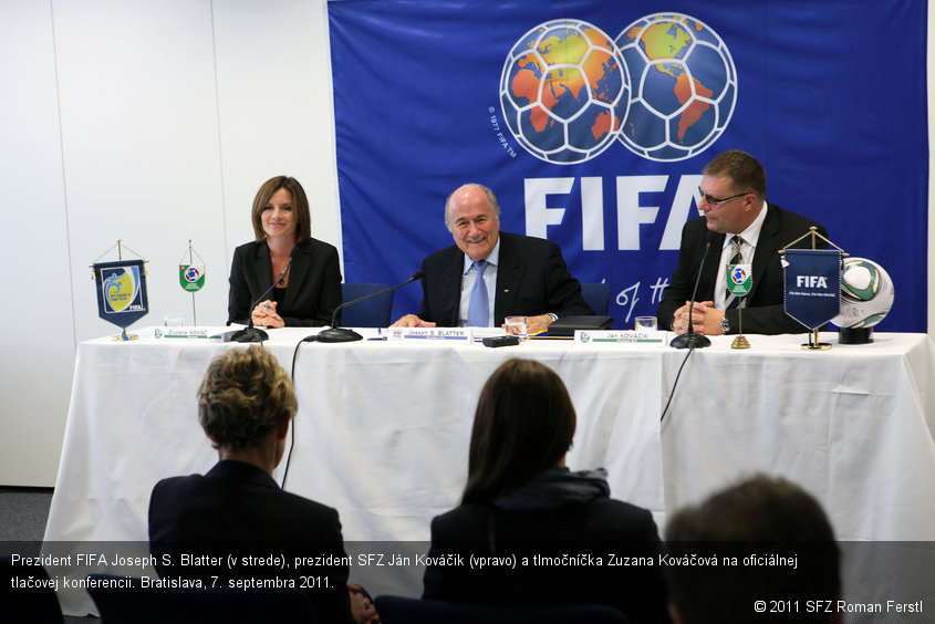 Prezident FIFA Joseph S. Blatter (v strede), prezident SFZ Ján Kováčik (vpravo) a tlmočníčka Zuzana Kováčová na oficiálnej tlačovej konferencii. Bratislava, 7. septembra 2011.