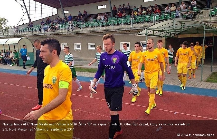 Nástup tímov AFC Nové Mesto nad Váhom a MŠK Žilina "B" na zápas 7. kola DOXXbet ligy Západ, ktorý sa skončil výsledkom 2:3. Nové Mesto nad Váhom, 6. september 2014.