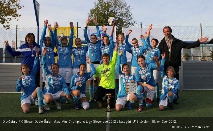 Dievčatá z FK Slovan Duslo Šaľa - víťaz Mini Champions Ligy Slovensko 2012 v kategórii U16. Zvolen, 10. október 2012.