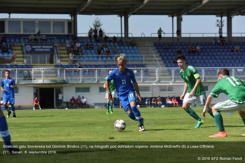 Strelcom gólu Slovenska bol Dominik Bindics (11), na fotografii pod dohľadom súperov Jordona McEneffa (8) a Leea O'Briena (11). Senec, 8. septembra 2016.