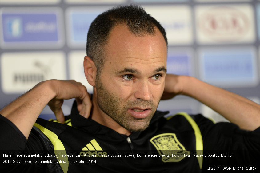 Na snímke španielsky futbalový reprezentant Andres Iniesta počas tlačovej konferencie pred 2. kolom kvalifikácie o postup EURO 2016 Slovensko - Španielsko. Žilina, 8. októbra 2014.